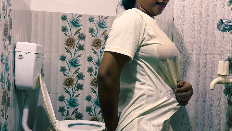 Queen_Suji: Suji Bhavi fazendo sexo no banheiro