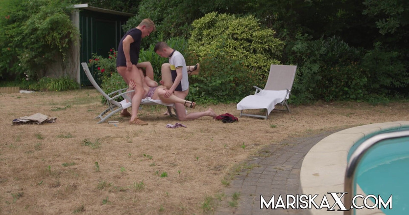 Mariska x: Trio en plein air pour une MILF à gros nichons