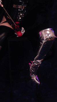 Femdom en fourrure en POV dans les Français : chasteté et gode ceinture