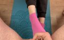 Gloria Gimson: Ragazza atletica si fa esercizio sul materassino con le calze...