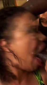 Cewek semok kulit hitam ini dientot habis-habisan sama kontol raksasa pria kulit hitam sampai dicrot di dalam
