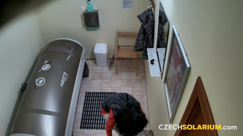 Czech Solarium: Czech Solarium 1: Brunette Peeling off for a Naughty Pussy Show