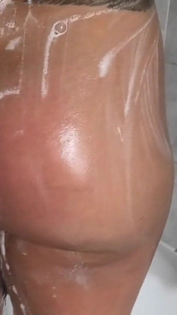 Callies Soapy Shower Cleaning the Bath Tub