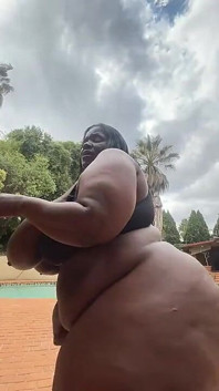 Zwarte ssbbw-milf stripteasing buitenshuis