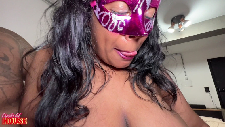 CuckoldHouse: Mężatka z wielkimi piersiami Mająca bardzo niegrzeczny trójkąt z jej...