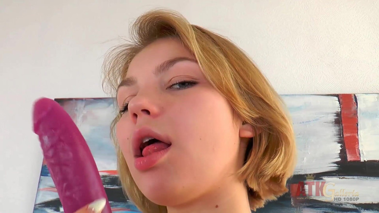 ATK Fans (Solo): Karolina ama quel dildo nella sua figa