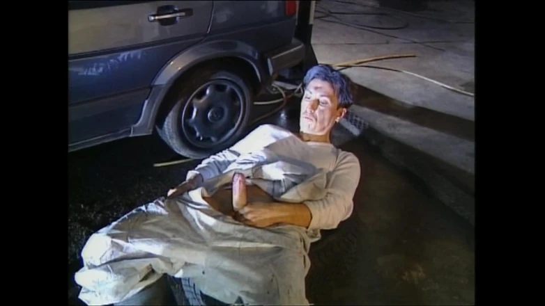 Bizzarre World: Double pénétration très sexy pour une MILF salope au garage