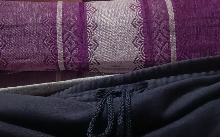 CenkAy: Er masturbiert im Wohnzimmer und kommt wunderbar.
