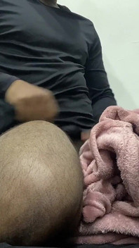 Zoufalé broušení polštáře a hlasité sténání - sólo muž, suchá masturbace