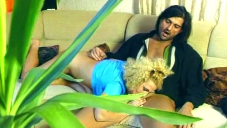 TRASHPORN: Bionda divorata in un divano selvaggio