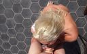 LoveHomePorn: Blonde super milf pijpt een pik in mijn achtertuin