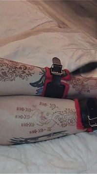 Мой красивый размер 13 женских ступней и длинных ног порют и выпороли ремнем и урожаем в то время как связаны вместе с манаклами