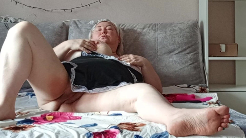 Zona901: Stiefmutter masturbiert muschi