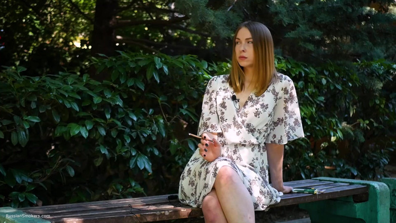 Russian Smokers: Evgeniya güçlü sigara içiyor