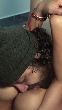 Amatör Fitta suger och röv äta få en hög stönande orgasm. Video utan redigeringsklipp