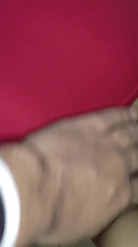 Latina-teen bleibt hinter dem sofa stecken