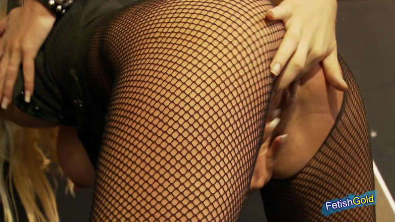 Big Boobs at Play: Une blonde excitée à gros nichons pratique le sexe lesbien coquin...