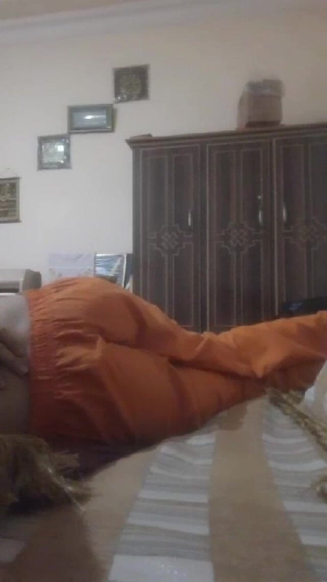 Sapnashah007: Turuncu Şalvarlı Pakistanlı Pathan Kız Götünü Gösteriyor