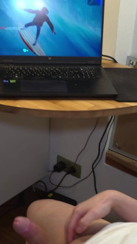 Demasiado ocupado con su consola, le pido a mi hijastro que me tome el culo