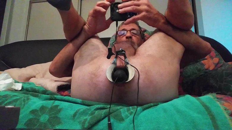 Charlotin: Il tipo gay usa un sex toy