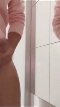 Giovane Streamer Tocca Il Suo Enorme Cazzo Davanti Allo Specchio E Lo Trasmette in Diretta!