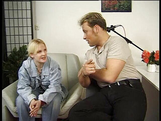 Slutty Teenies: Blonďatá teenagerka ukazuje své malé kozy na castingu