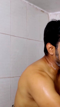 Sexy cuñada fue seducida y follada duro por el cuñado en el baño