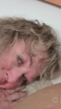 Oma in weißen nylons gefickt