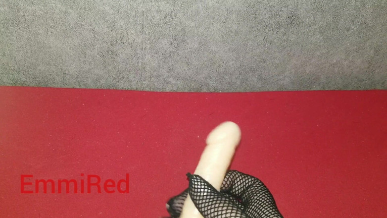 EmmiRed: Emmy gợi cảm chơi với con cu nhỏ silicone