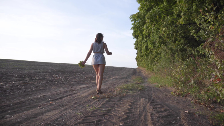 Teasecombo 4K: Caminando al aire libre y mostrando el debajo de la...