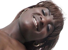 Dark Extreme: Sexy ebenová MILFka si užívá velkého bílého ptáka