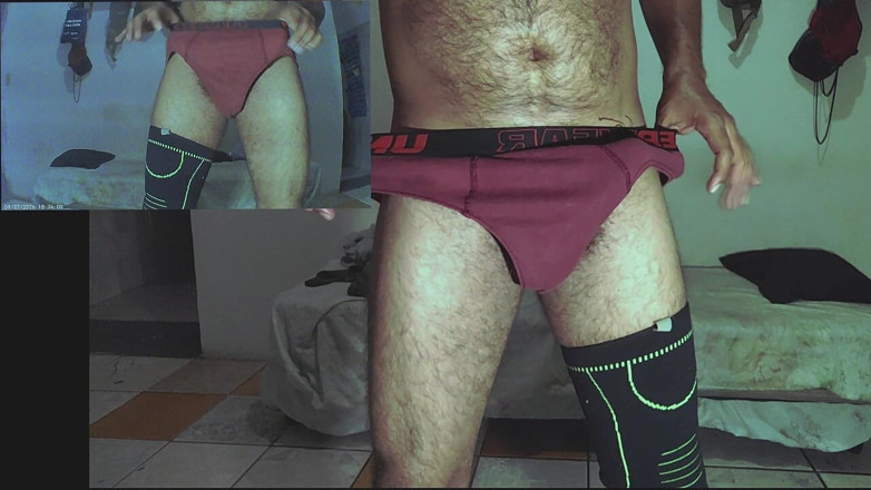 Stink HairyMale: Jockstrap, červené spodní prádlo, plynová maska a kukla