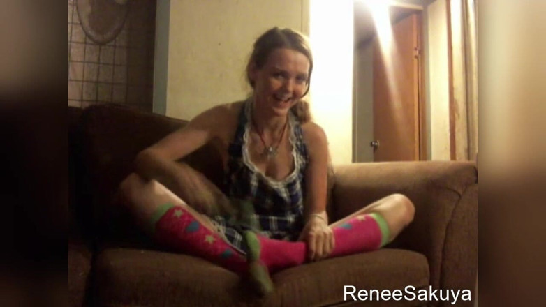 Renee Sakuya: Solletico piedi in casa sul divano con spazzolino da denti,...