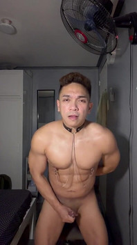 アジア系のツインクが乳首クランプで大量の射精を手淫する