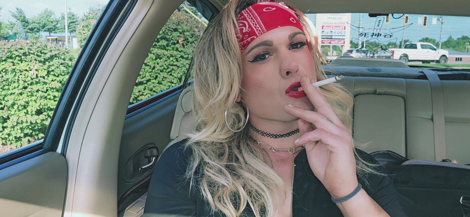 Darkfetish2k: Kylie babes rokende fetisj autospel