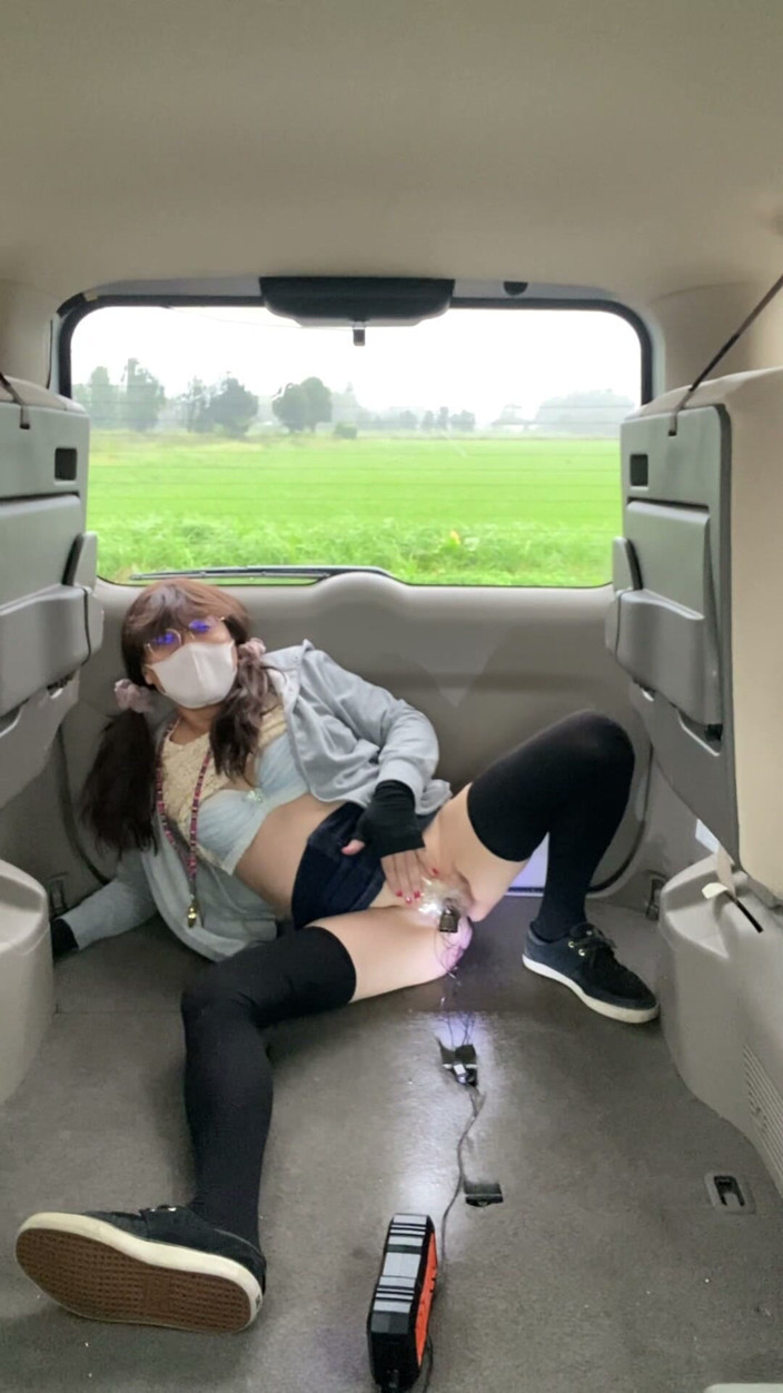 megu2002: No. 322 Inside a Car at a Parking Lot