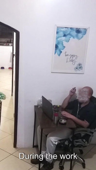 La verdadera esposa engaña a su marido mientras él usa auriculares con el repartidor.