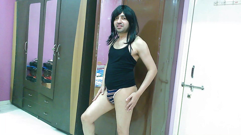 Cute & Nude Crossdresser: 性感的娘娘腔变装者femboy尝试作物上衣和丁字裤。