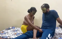 Kız arkadaşlarla tam edepsiz konuşma. Hintçe. Kızın bulaşmasının suyu çıktı