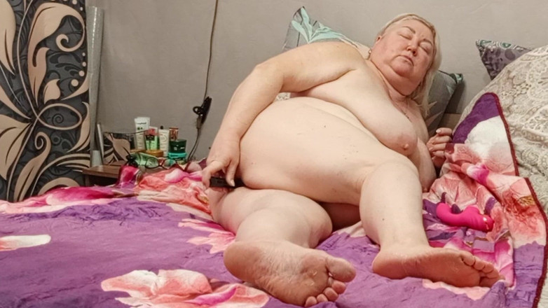 Zona901: Ibu tiri mengongkek dirinya dalam pepek besar dengan mainan