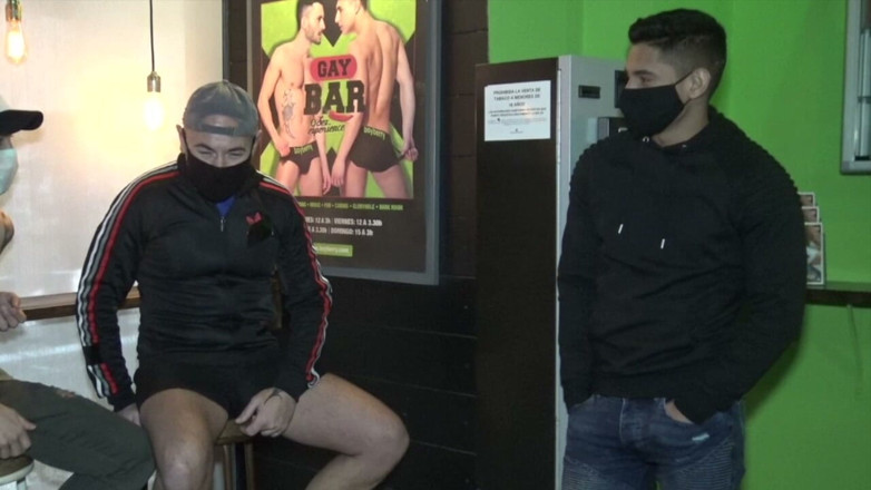 STRAIGHT BOYS CURIOUS FROM PRAHA: Chupa dos pollas grandes y sigue chupando