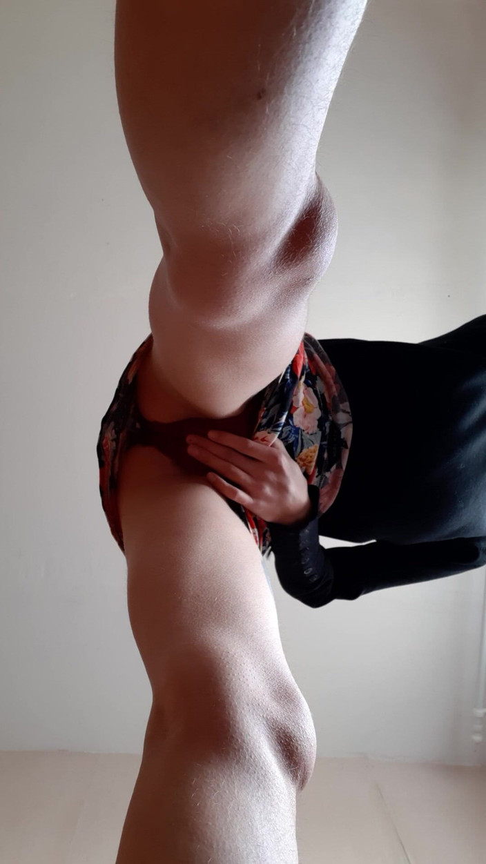 Lesbian-candys: Bruneta s Těsnou kundičkou stříká na obličej