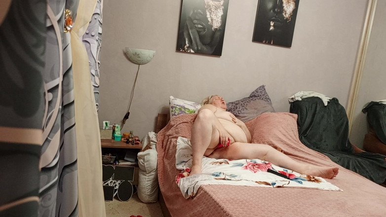 Zona901: 継母がおもちゃで大きなアソコをオナニーしているのを見ている