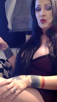 Mamă sexy țâțoasă Anna fumând o țigară