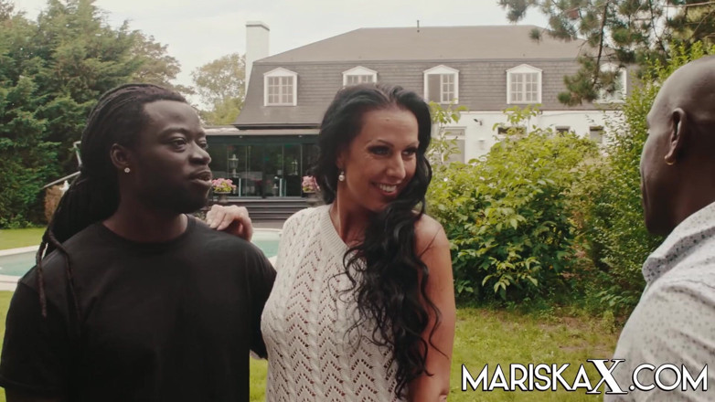 Mariska x: Mariskax Texas Patti se fait fourrer par deux grosses bites...