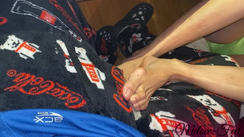 Naelor: Melove chce zadowolić Naelor swoimi seksownymi stopami i długimi palcem