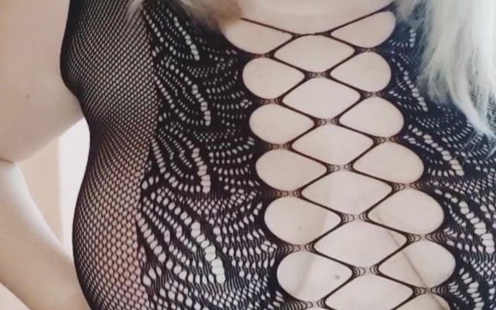 Whitekitten: 穿着性感紧身衣的丰满女孩戏弄你