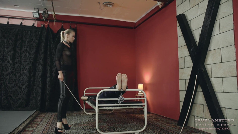Cruel Anettes fetish world: Bastinado op het bed