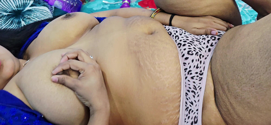 Neha bhabhi0832: Dziś Bhabhi masturbuje się wstawiając dildo w jej cipce przed...