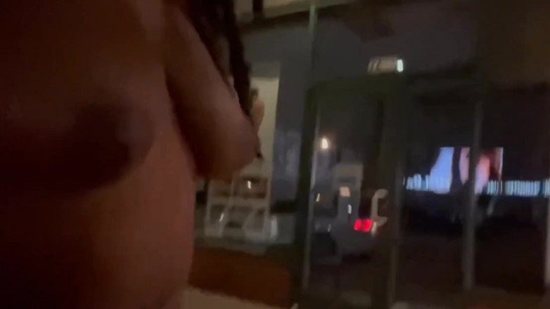 Super sexy ebony cuties: Chodzenie po nago jebanie mojej cipki z wibratorem na parkingu